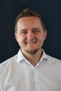 Foto eines der behandelnden Ärzte, er lächelt freundlich und zugewandt.