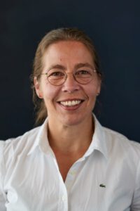 Foto der behandelnden Ärztin, sie lächelt freundlich und zugewandt.