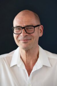 Foto eines der behandelnden Ärzte, er lächelt freundlich und zugewandt.