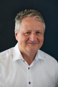 Foto eines der behandelnden Ärzte, er lächelt freundlich und zugewandt.