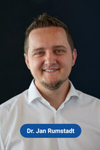 Foto eines der behandelnden Ärzte, er lächelt freundlich und zugewandt.