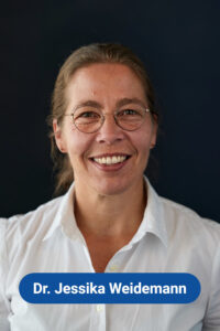 Foto der behandelnden Ärztin, sie lächelt freundlich und zugewandt.