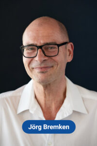 Foto eines der behandelnden Ärzte, er lächelt freundlich und zugewandt.